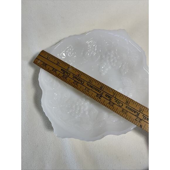Vintage Anchor Hocking Milk Glass Bowl Pedestal Grape & Vine Pattern 10” - Picture 4 of 7